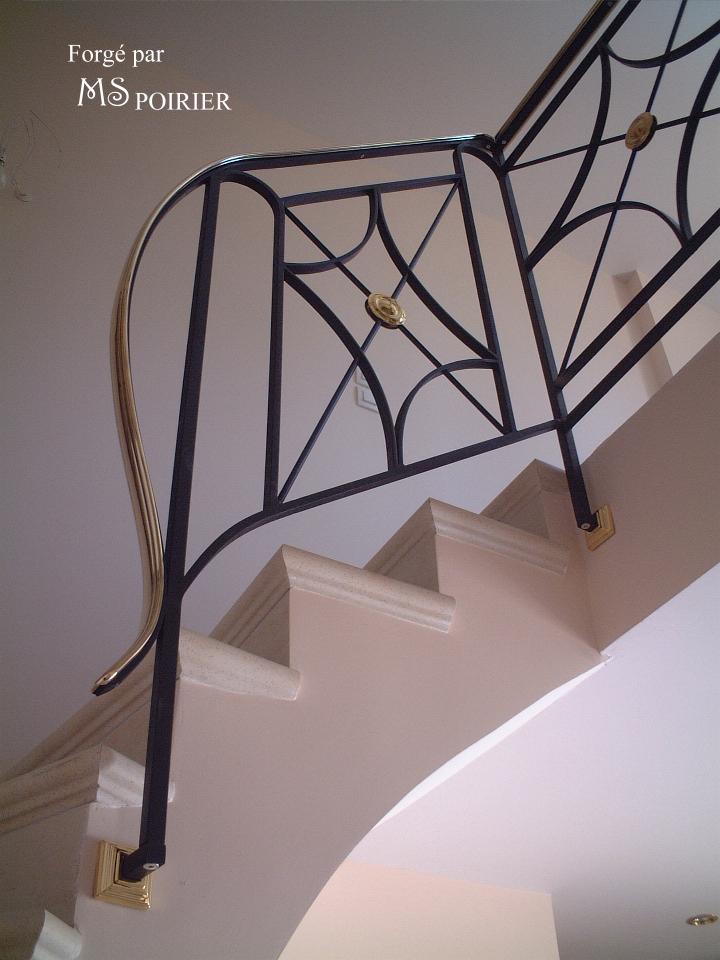 rampe d'escalier moderne en fer et laiton